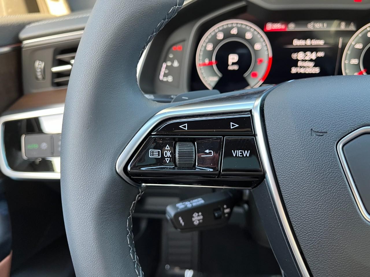 Audi A6 Sedan Vehicle Full-screen Gallery Image 21