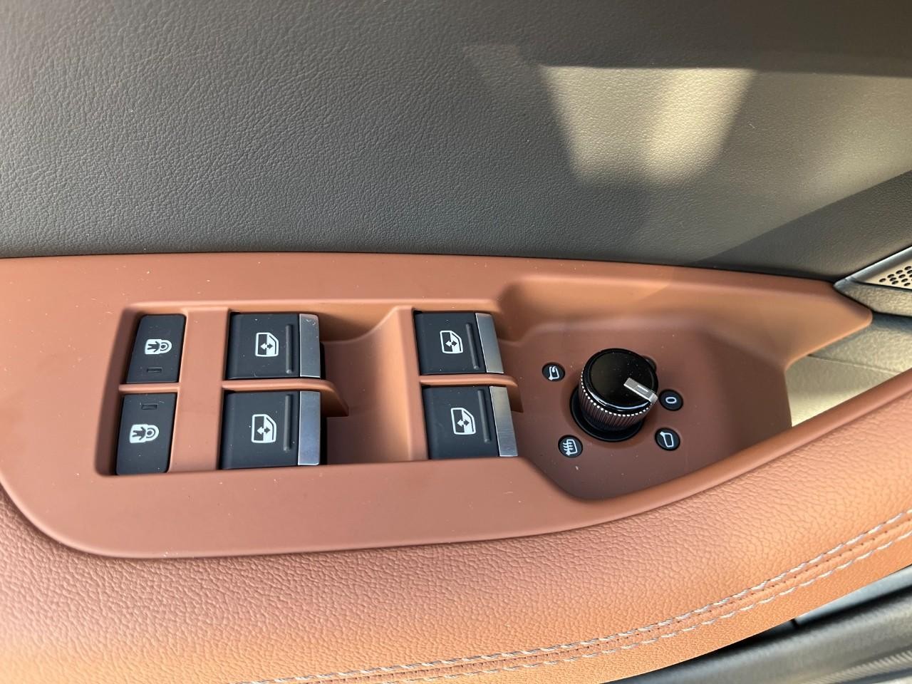 Audi A6 Sedan Vehicle Full-screen Gallery Image 34