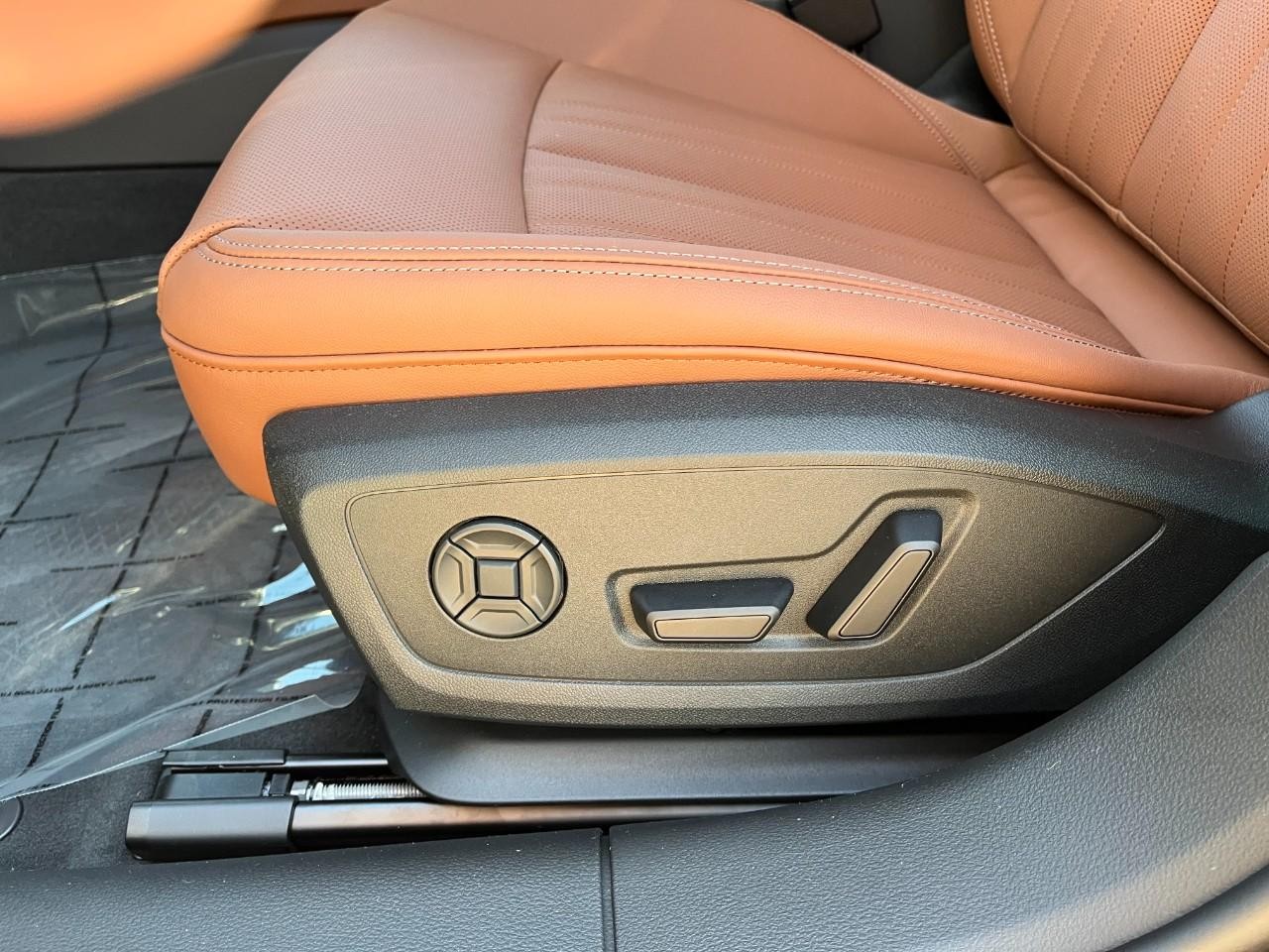 Audi A6 Sedan Vehicle Full-screen Gallery Image 35