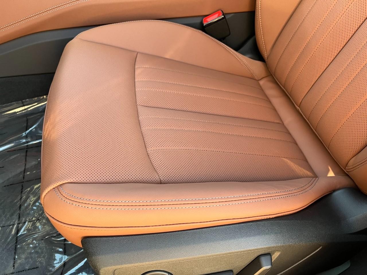 Audi A6 Sedan Vehicle Full-screen Gallery Image 37