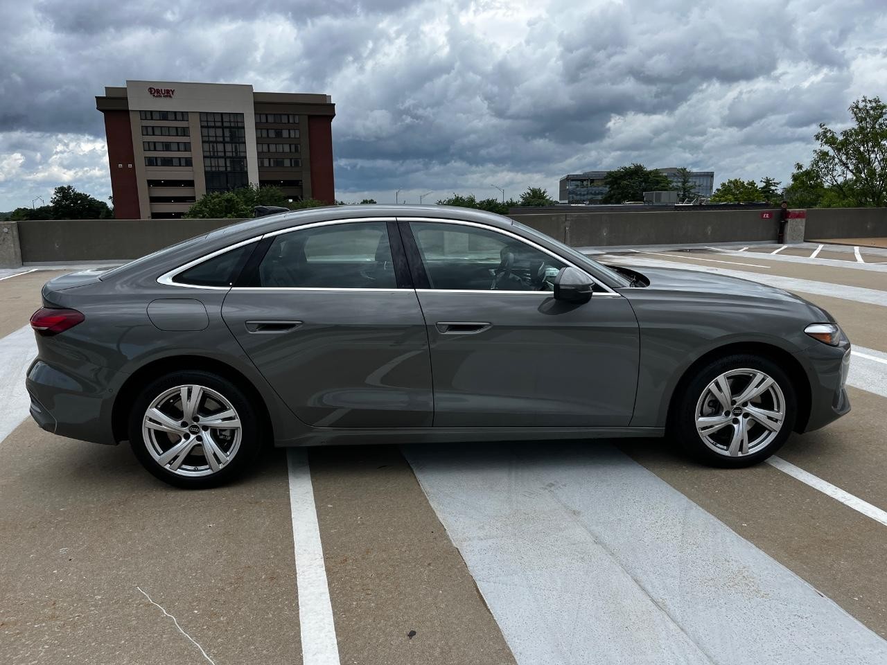 Audi A5 Vehicle Full-screen Gallery Image 9