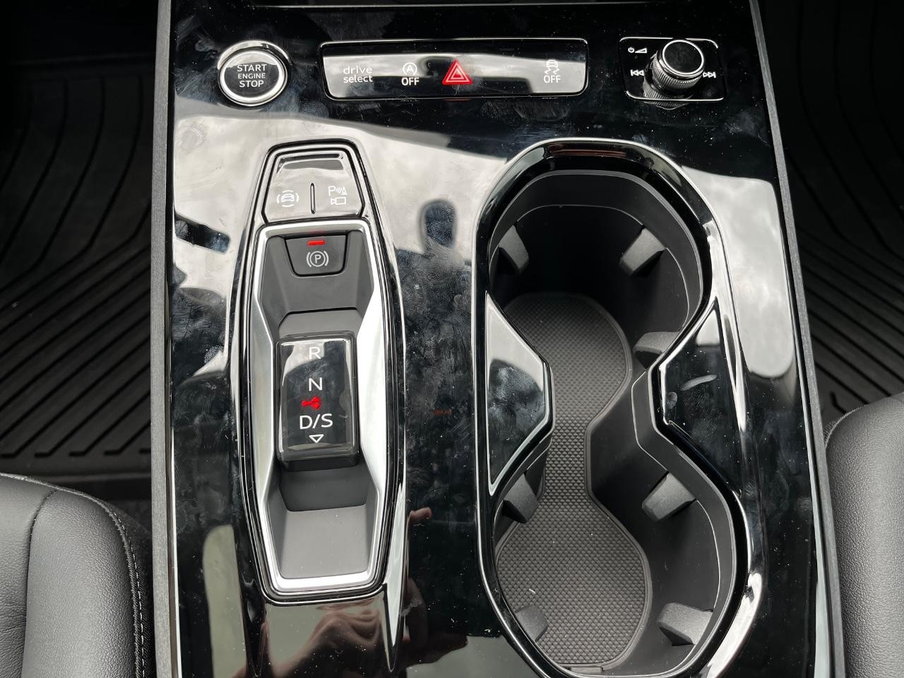 Audi A5 Vehicle Full-screen Gallery Image 28