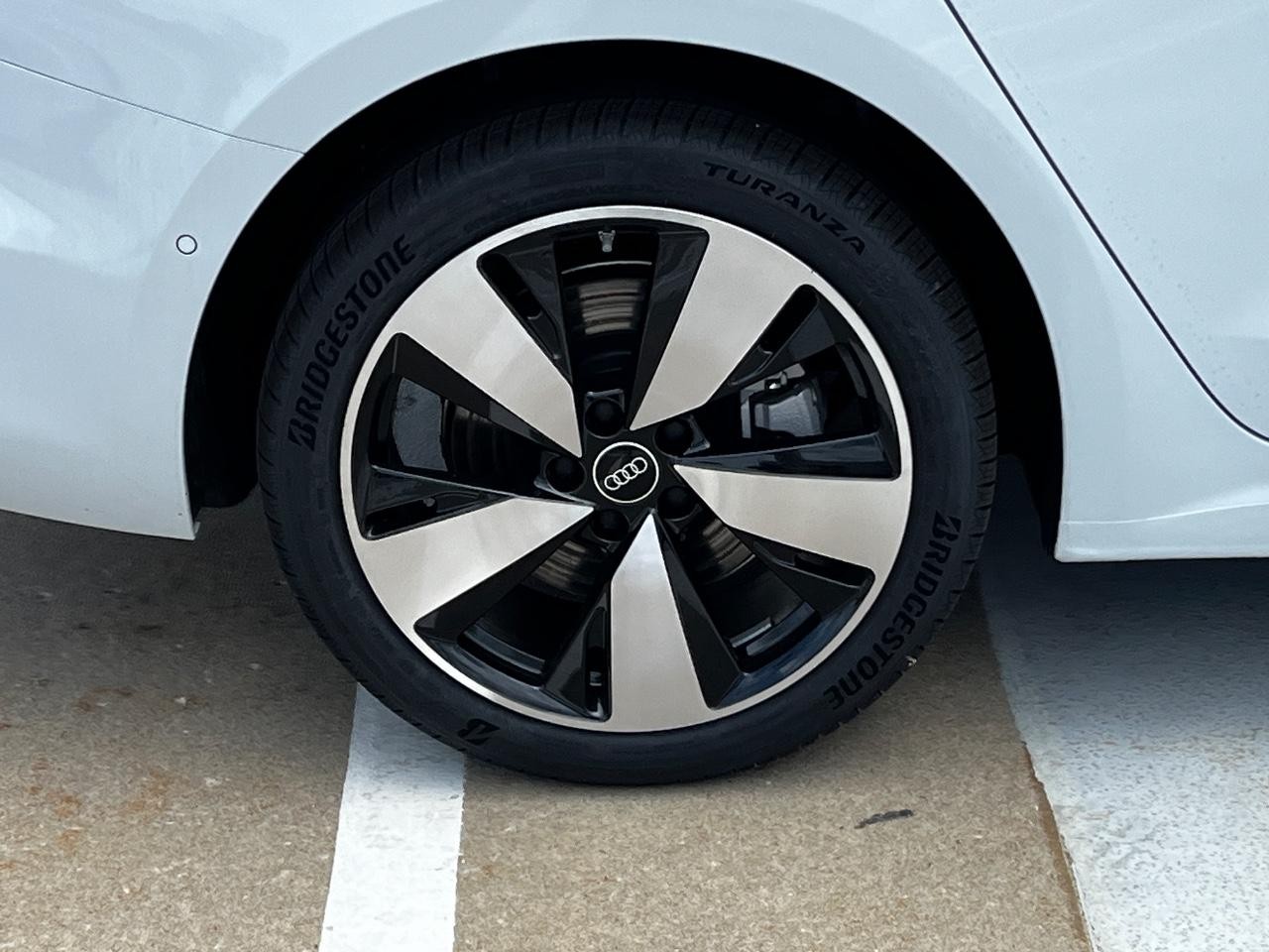 Audi A5 Vehicle Full-screen Gallery Image 8