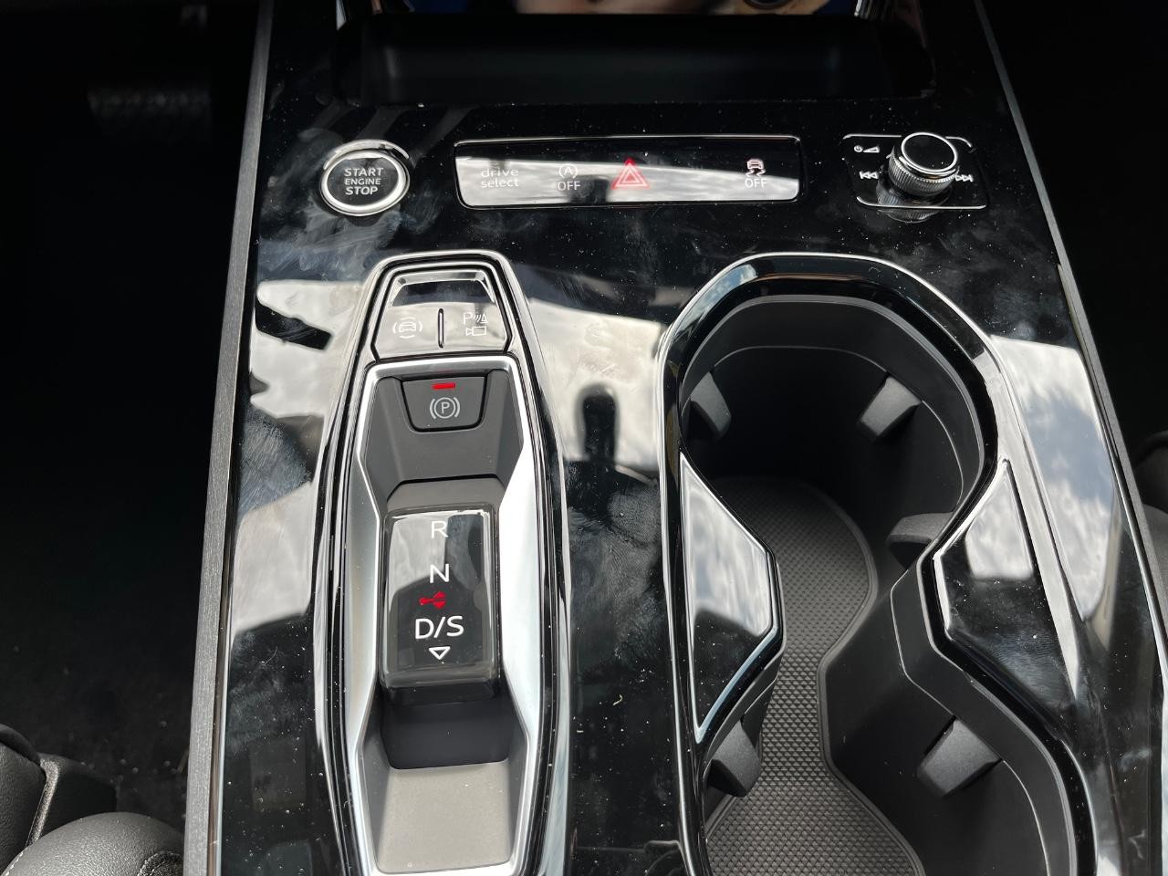 Audi A5 Vehicle Full-screen Gallery Image 27