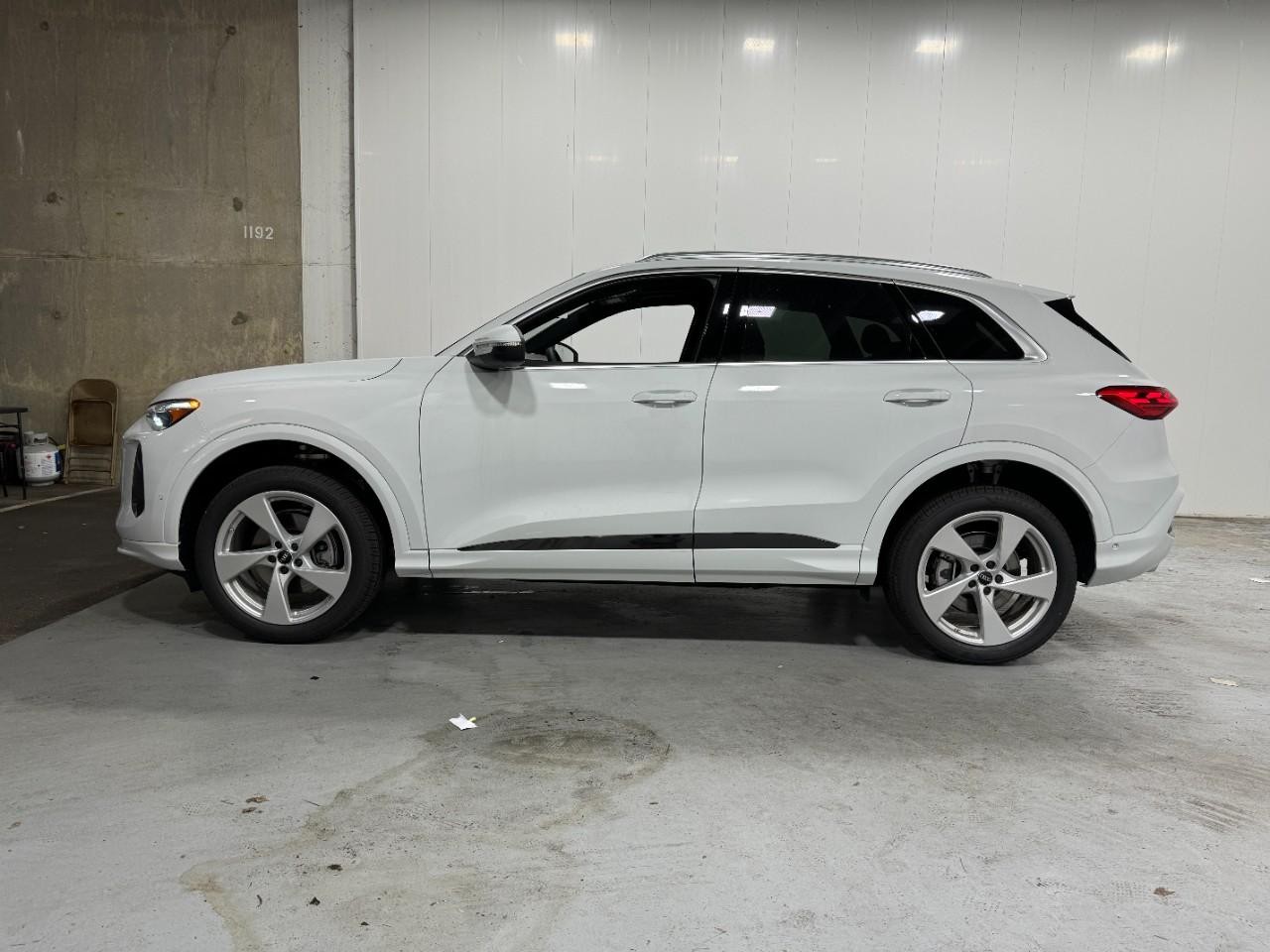 Audi Q5 Vehicle Full-screen Gallery Image 2