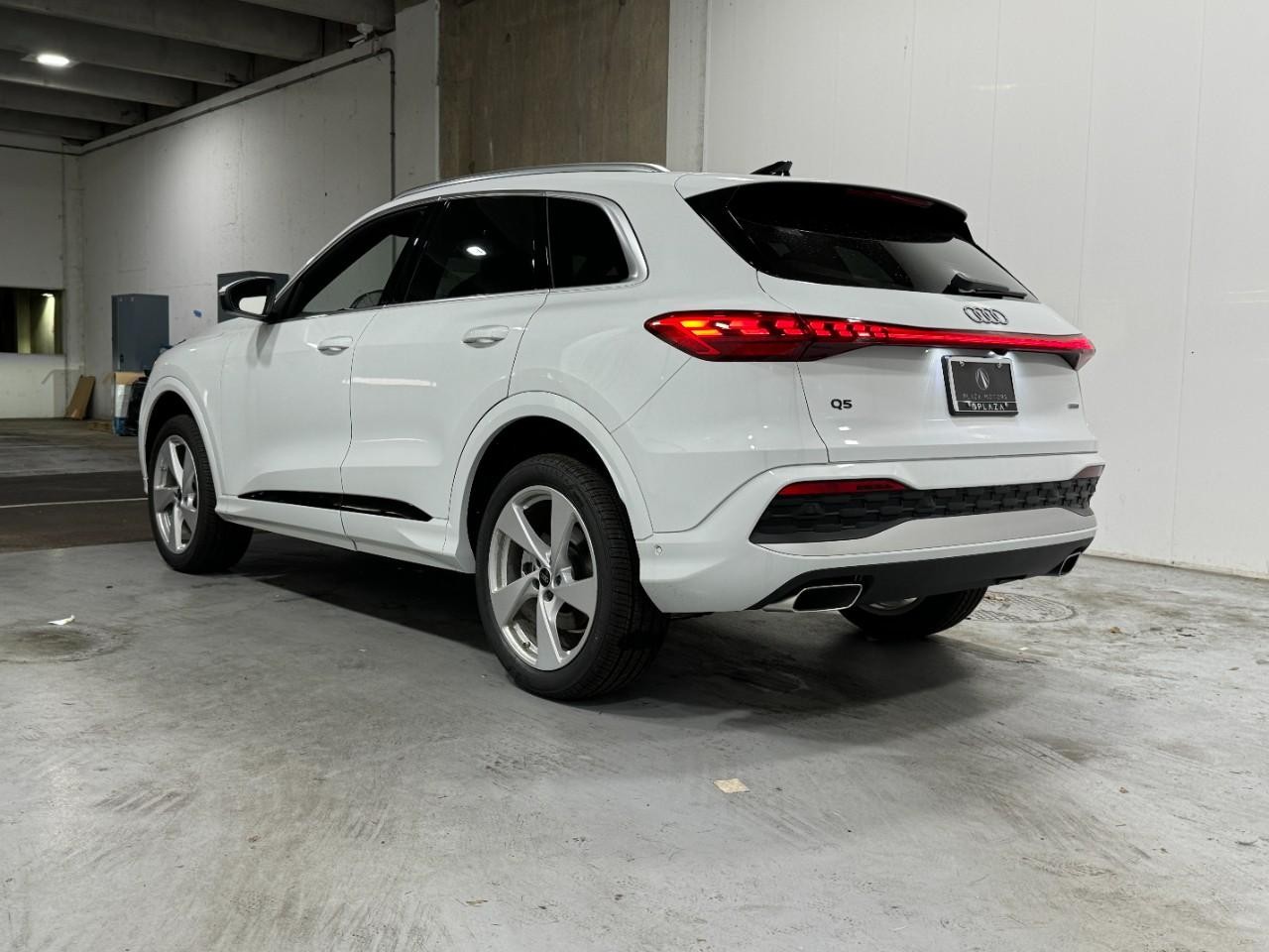 Audi Q5 Vehicle Full-screen Gallery Image 3