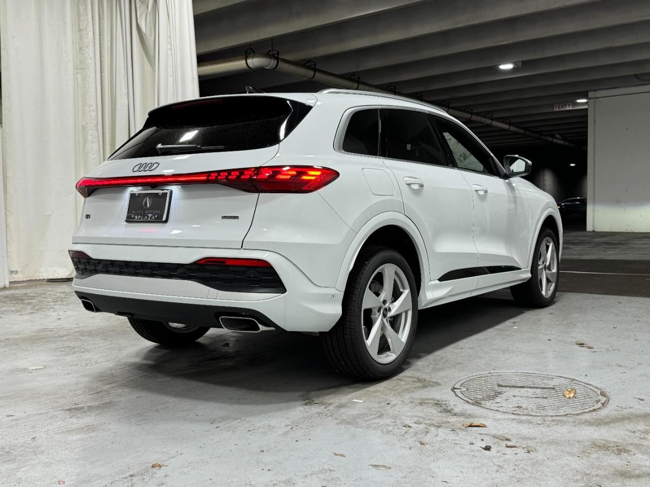 Audi Q5 Vehicle Full-screen Gallery Image 4