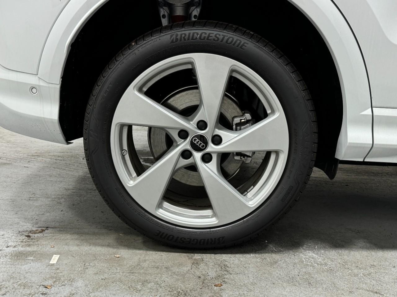 Audi Q5 Vehicle Full-screen Gallery Image 5