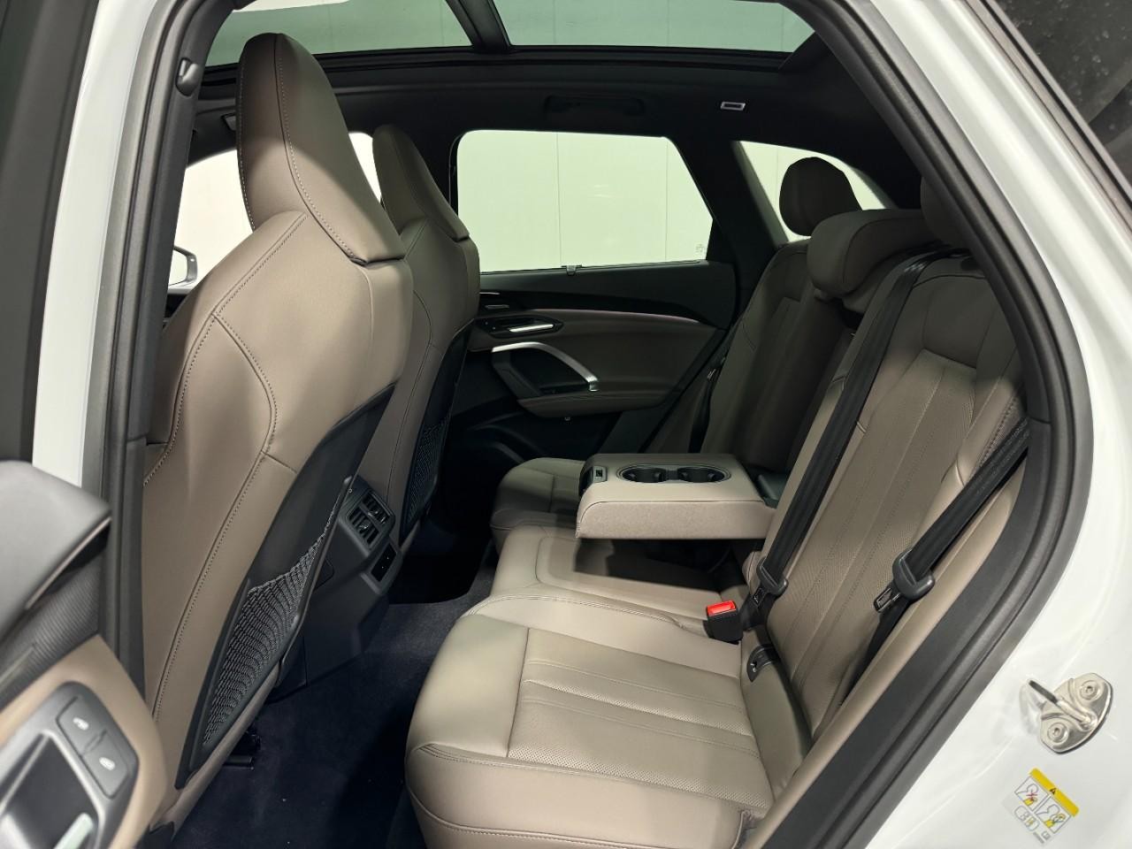 Audi Q5 Vehicle Full-screen Gallery Image 8