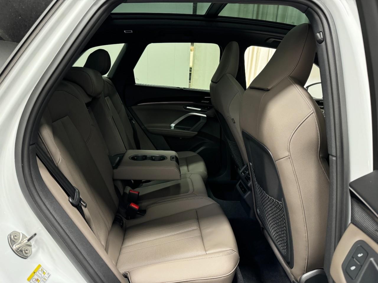 Audi Q5 Vehicle Full-screen Gallery Image 10