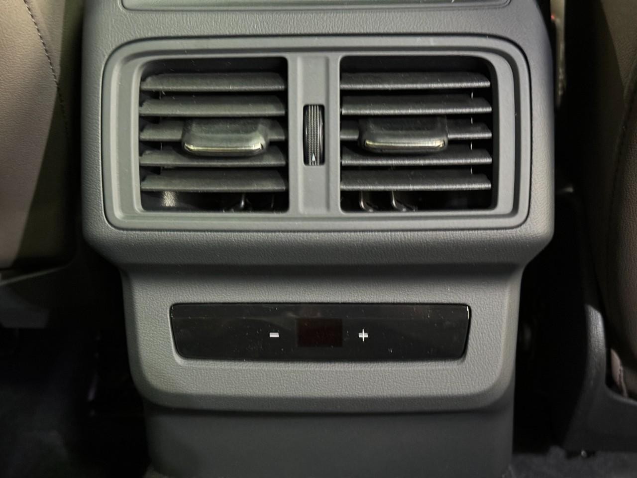 Audi Q5 Vehicle Full-screen Gallery Image 11