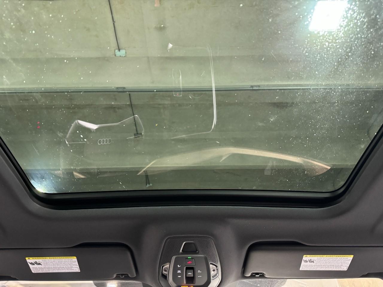 Audi Q5 Vehicle Full-screen Gallery Image 12