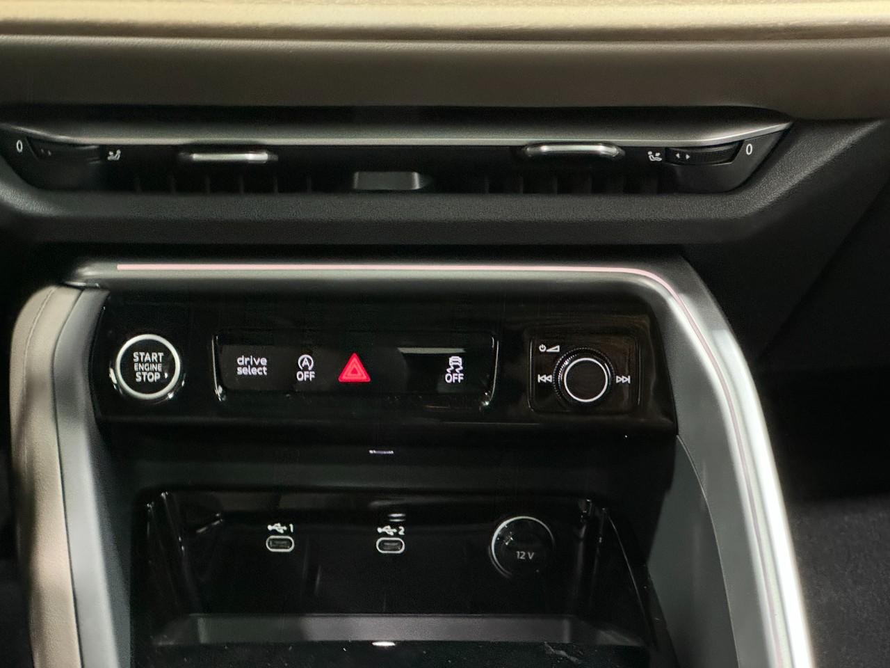 Audi Q5 Vehicle Full-screen Gallery Image 16