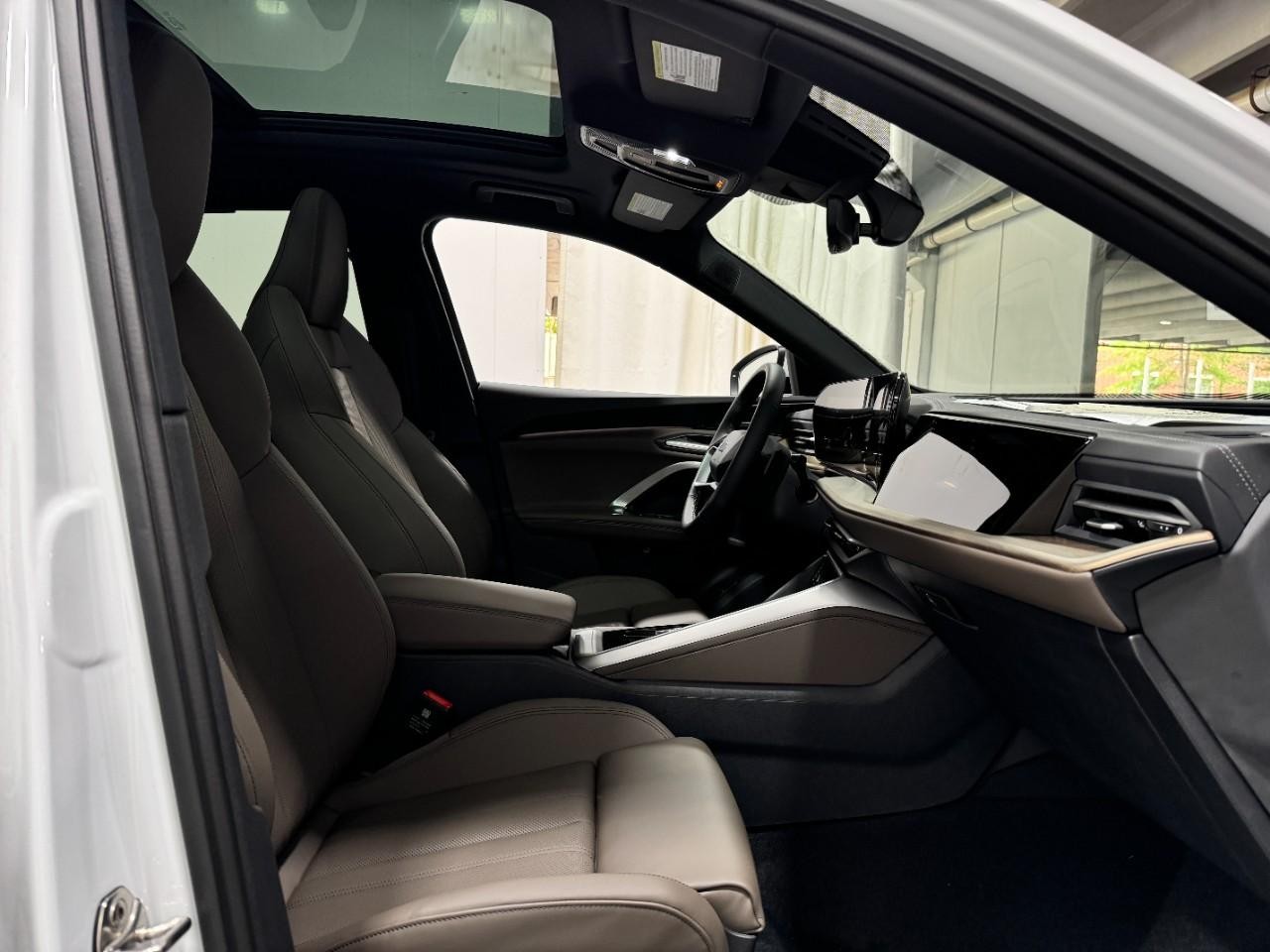 Audi Q5 Vehicle Full-screen Gallery Image 19