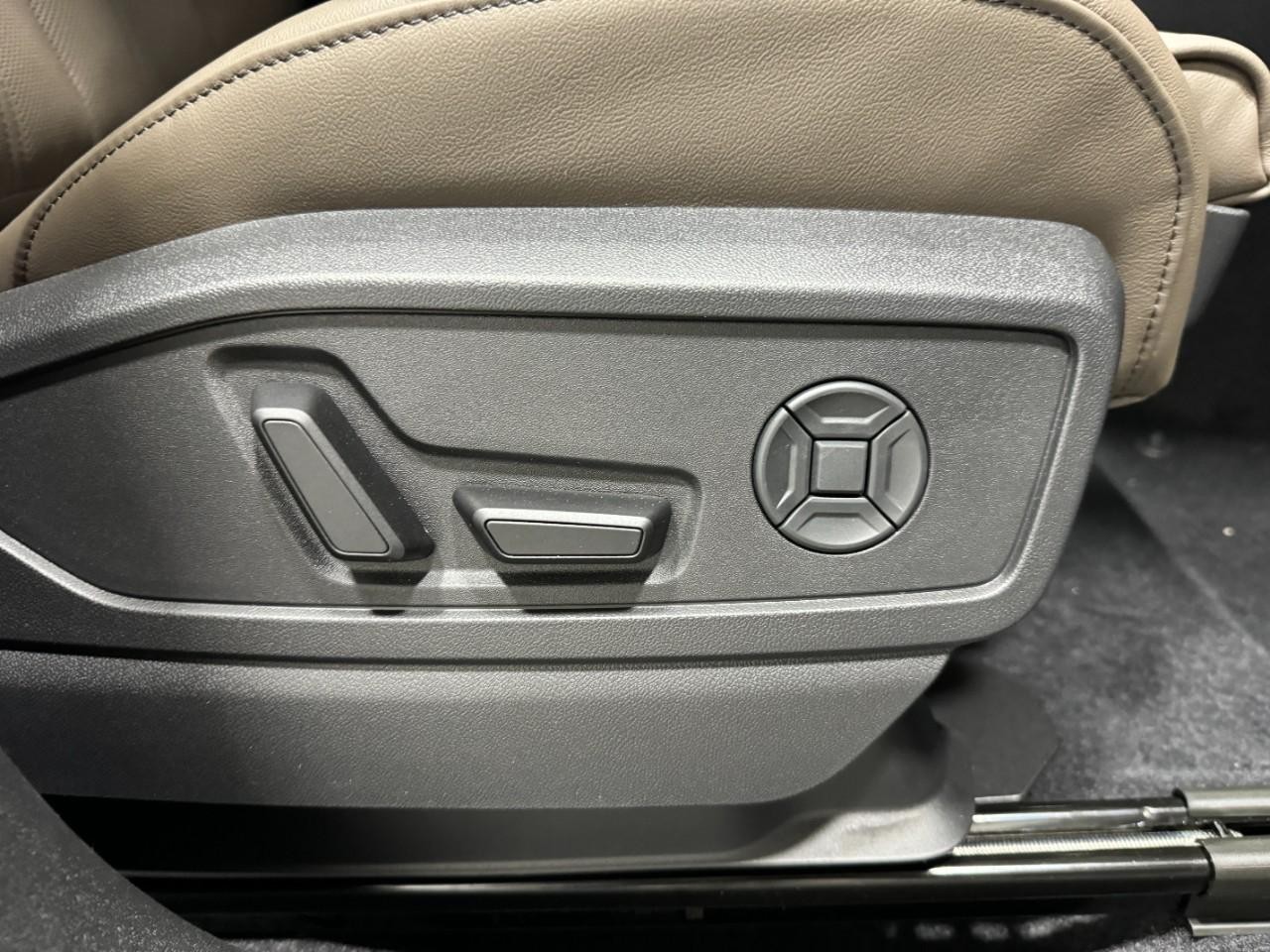 Audi Q5 Vehicle Full-screen Gallery Image 21