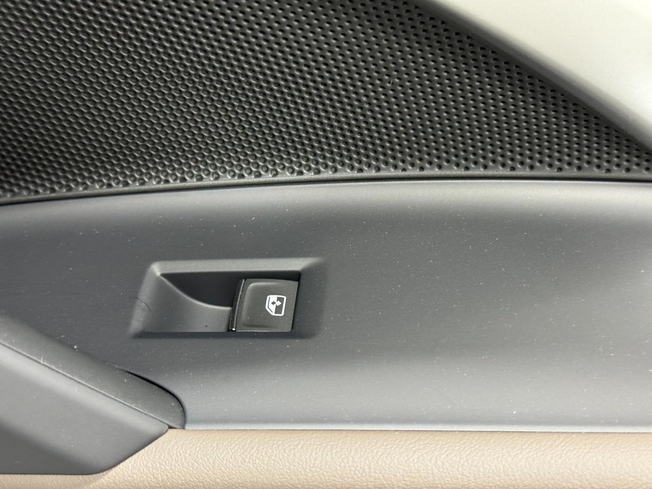 Audi Q5 Vehicle Full-screen Gallery Image 23