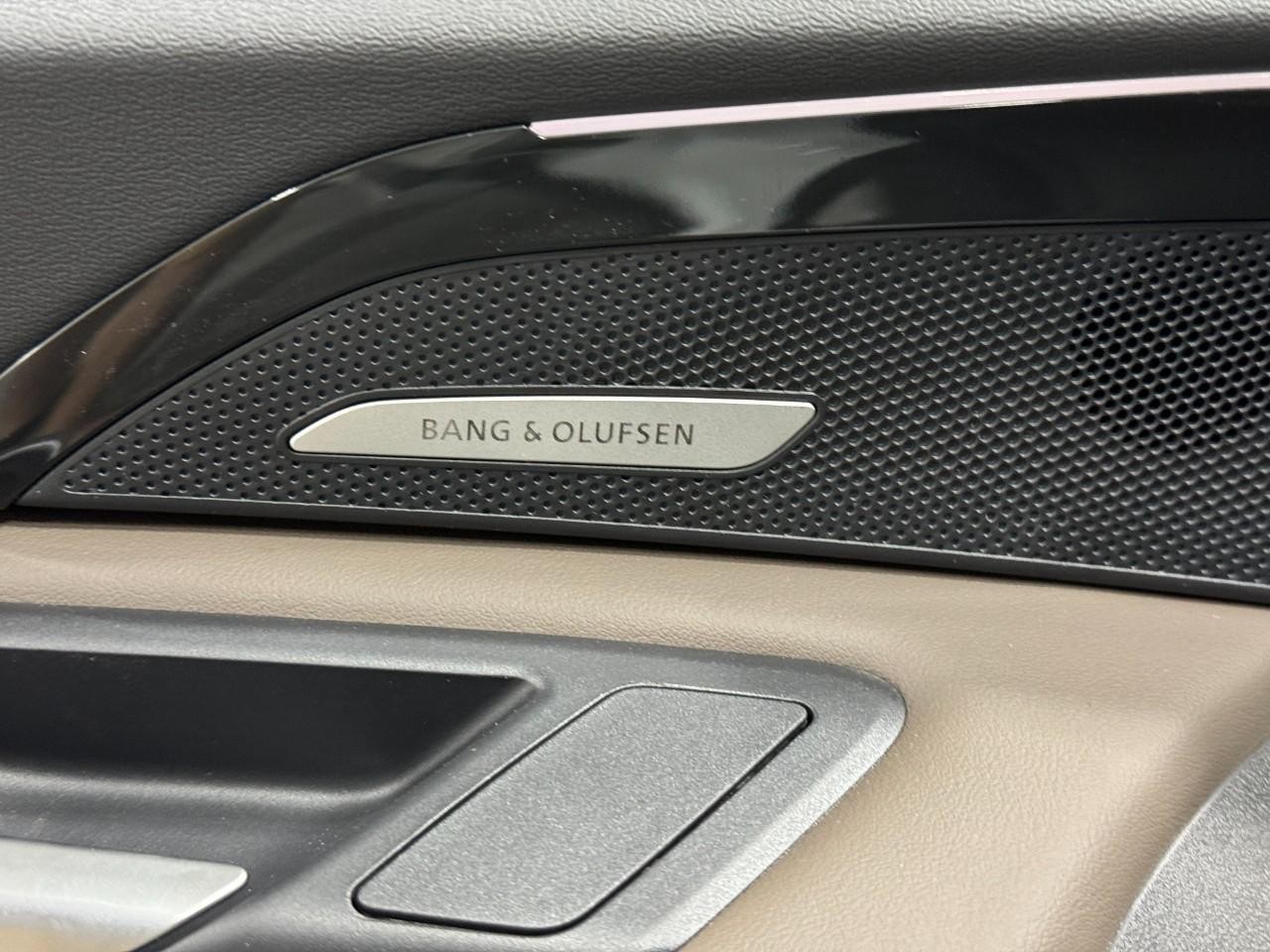 Audi Q5 Vehicle Full-screen Gallery Image 24