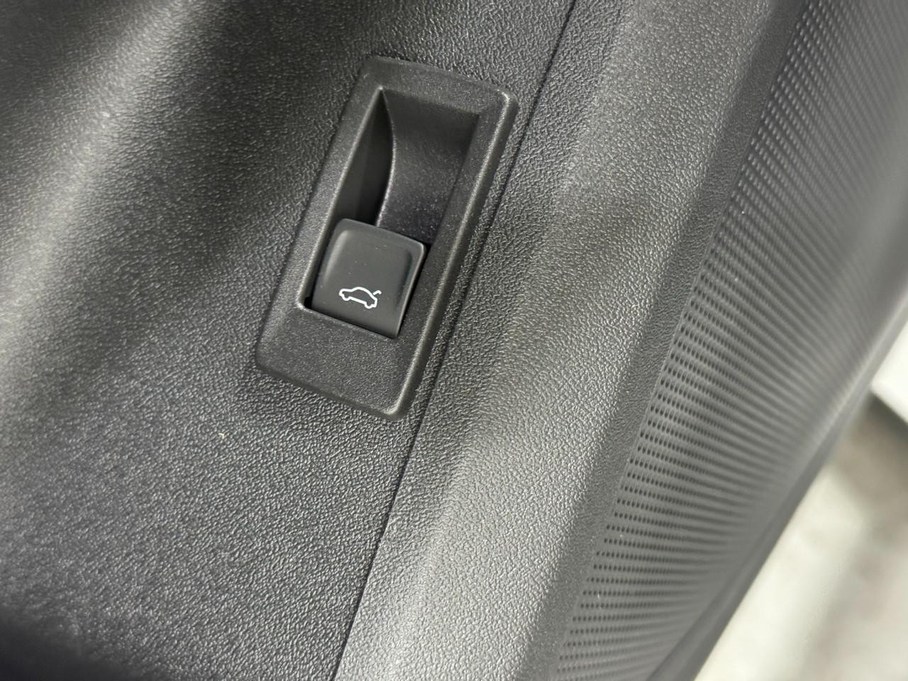 Audi Q5 Vehicle Full-screen Gallery Image 27