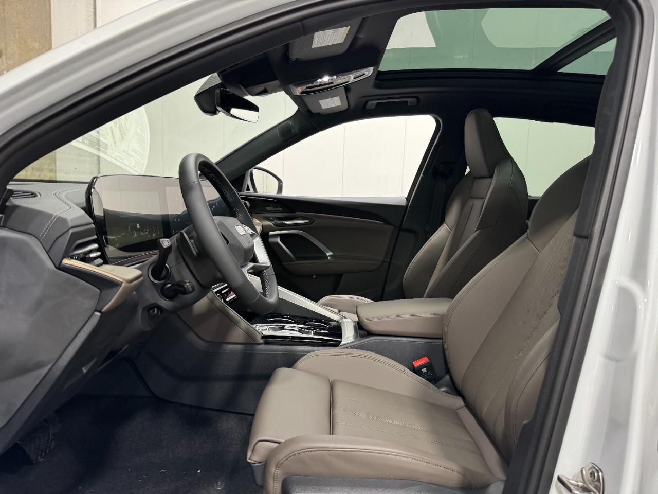 Audi Q5 Vehicle Full-screen Gallery Image 28