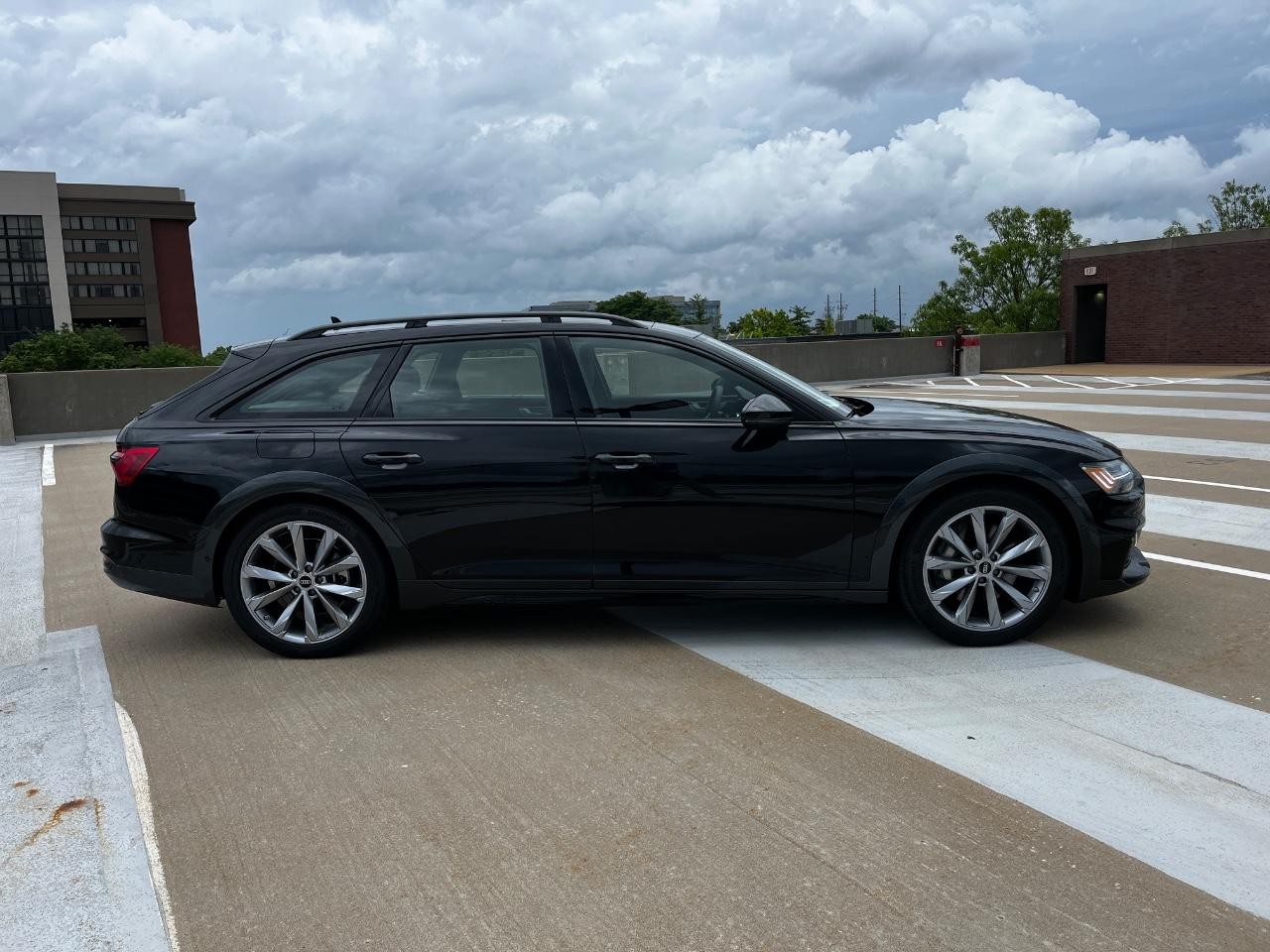 Audi A6 allroad Vehicle Full-screen Gallery Image 9