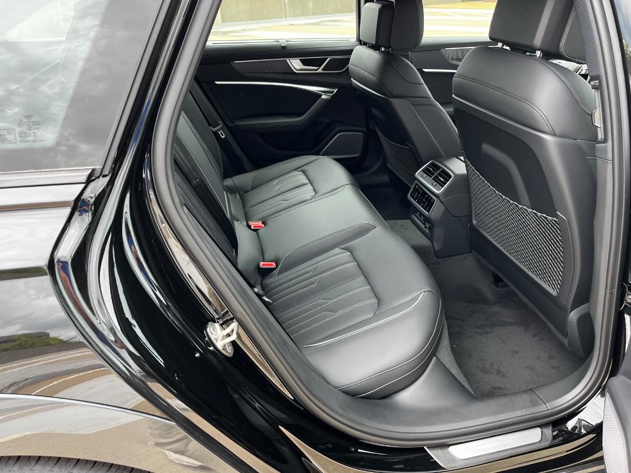 Audi A6 allroad Vehicle Full-screen Gallery Image 14