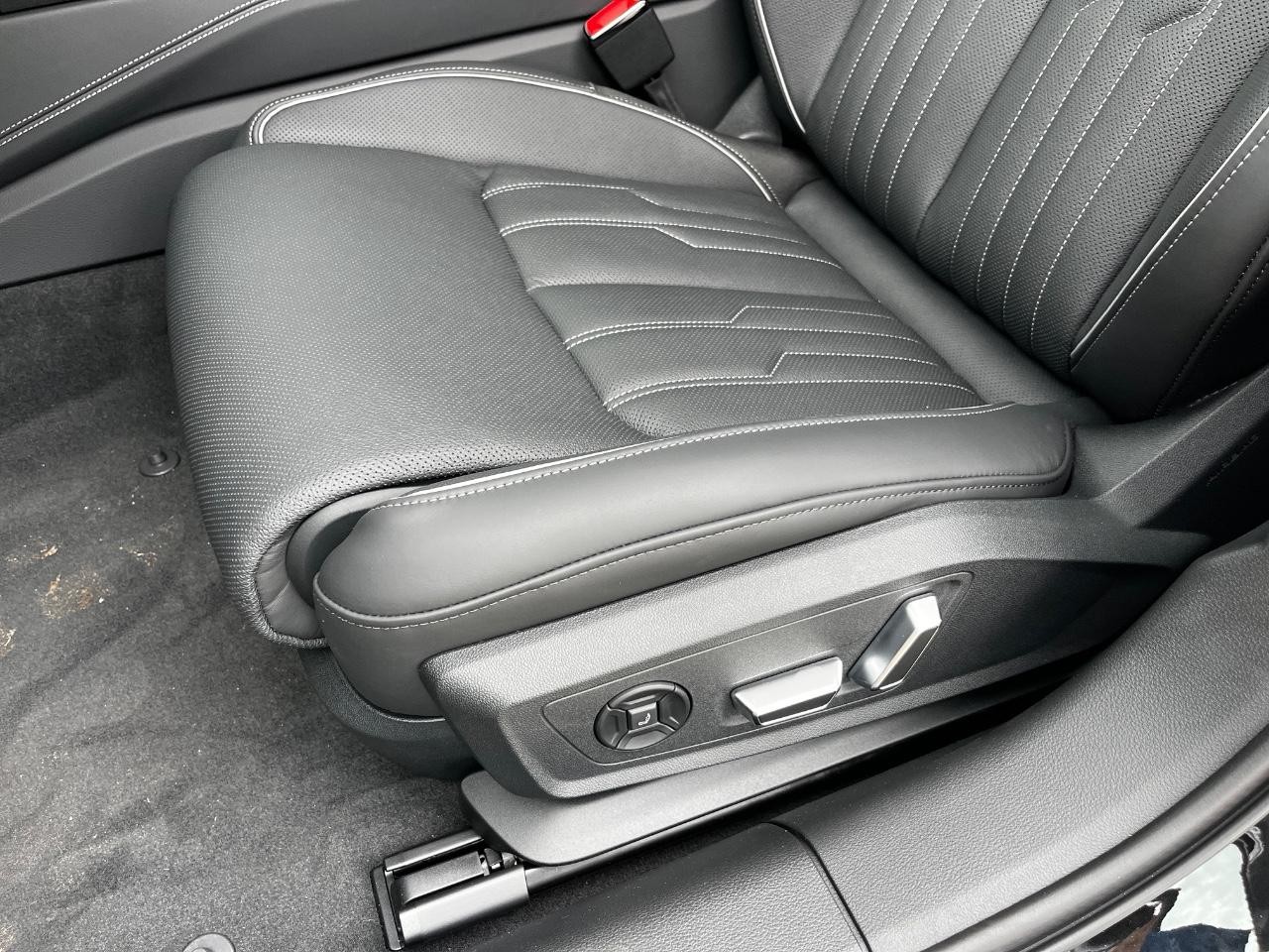 Audi A6 allroad Vehicle Full-screen Gallery Image 25