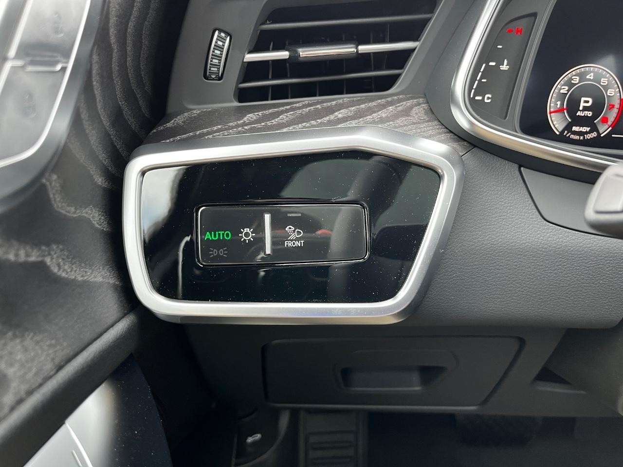 Audi A6 allroad Vehicle Full-screen Gallery Image 26