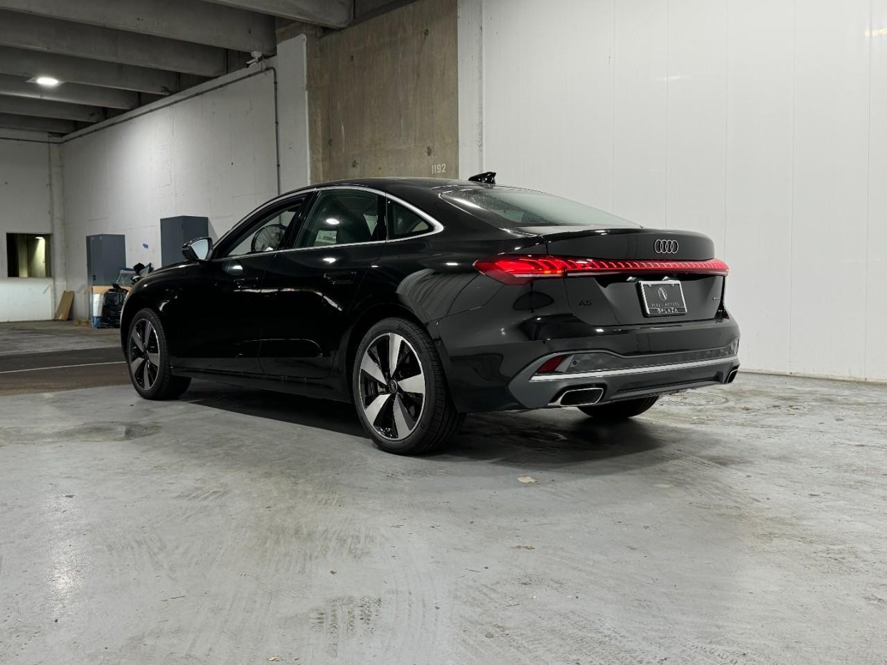 Audi A5 Vehicle Full-screen Gallery Image 3