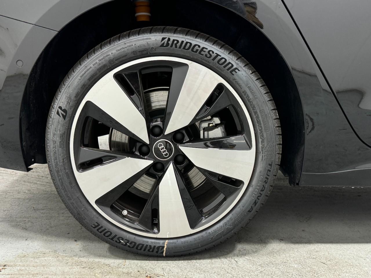 Audi A5 Vehicle Full-screen Gallery Image 5