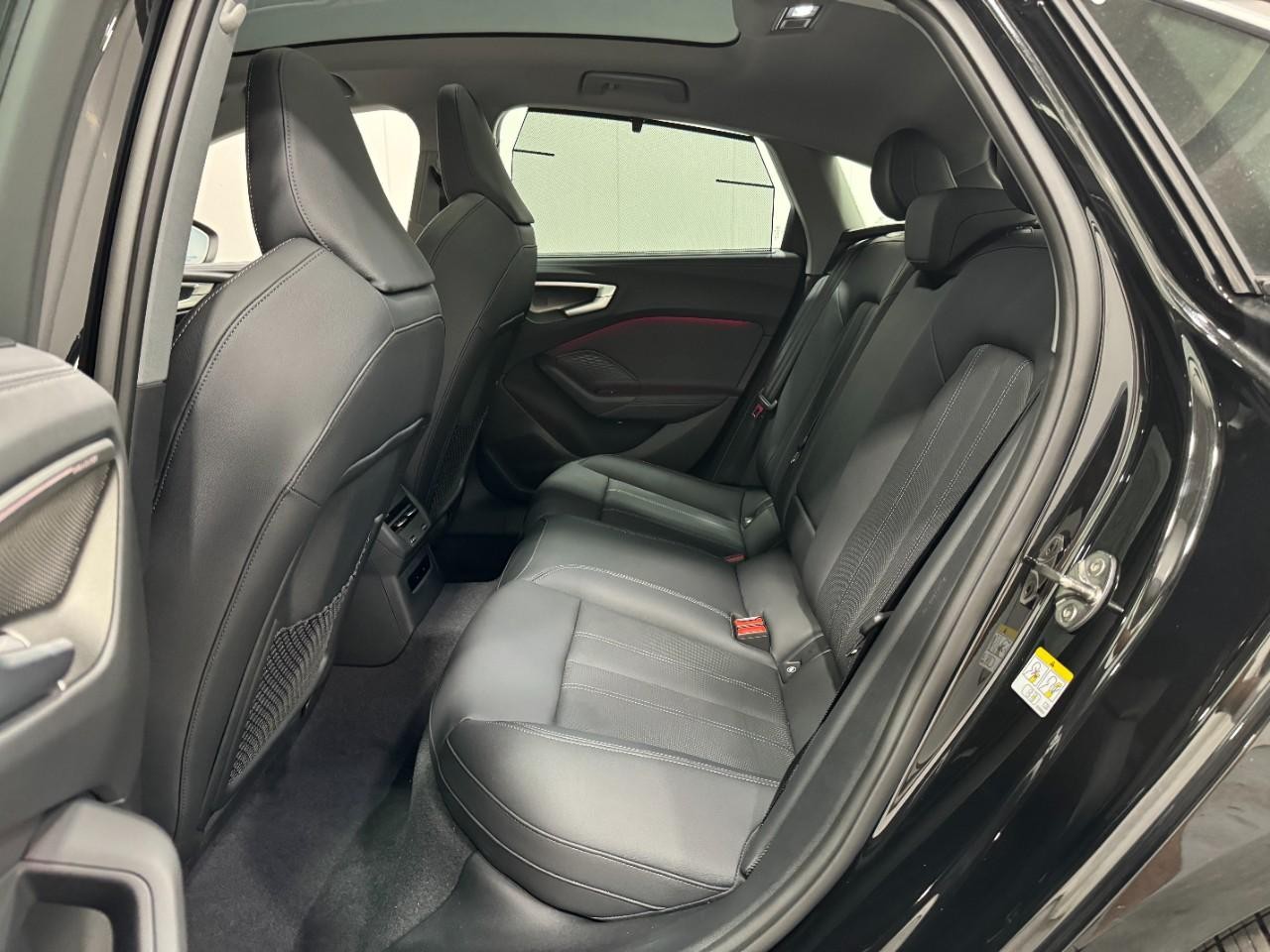 Audi A5 Vehicle Full-screen Gallery Image 8