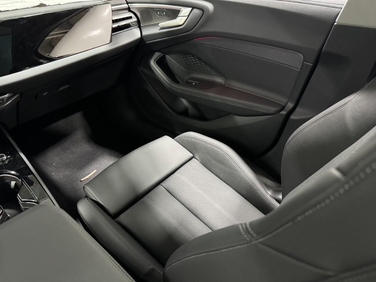 Audi A5 Vehicle Full-screen Gallery Image 18