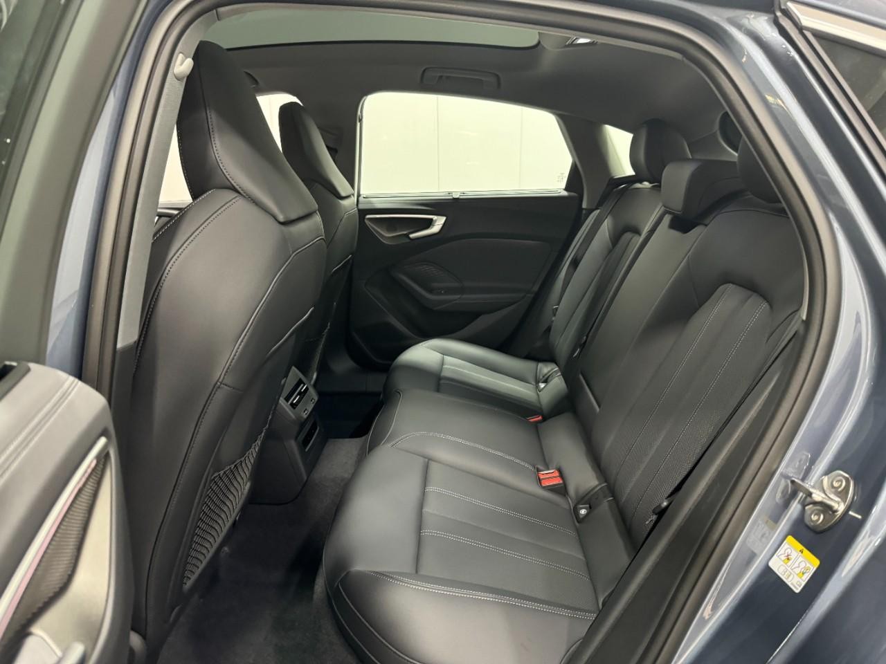 Audi A5 Vehicle Full-screen Gallery Image 8