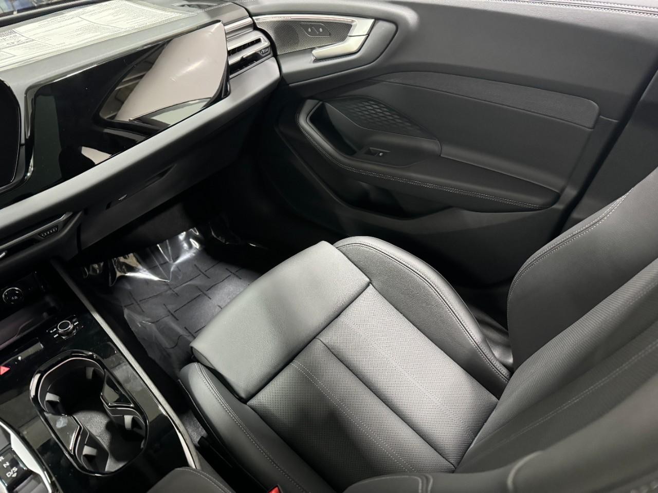 Audi A5 Vehicle Full-screen Gallery Image 17