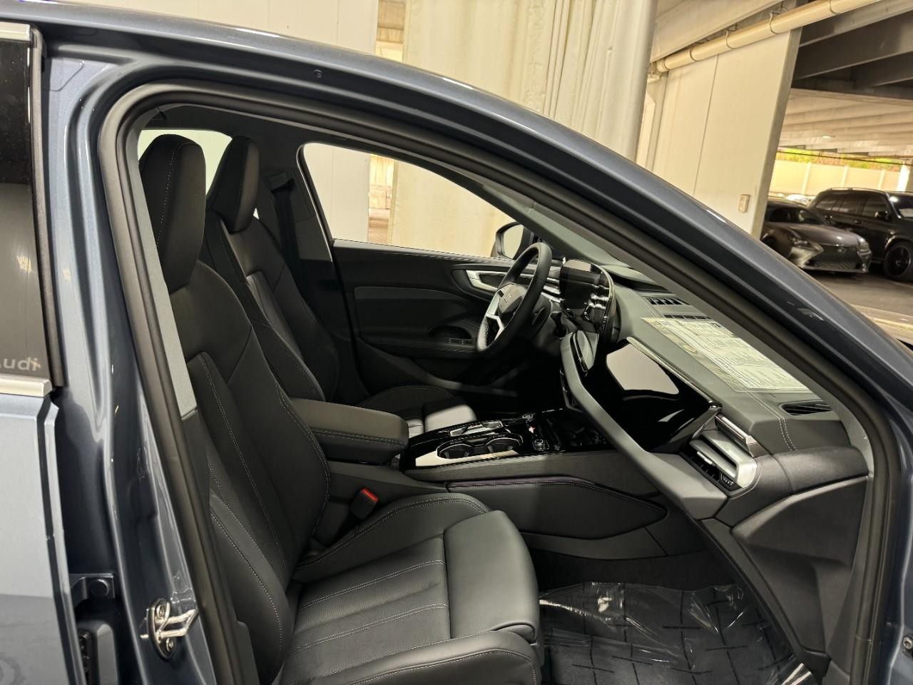 Audi A5 Vehicle Full-screen Gallery Image 18