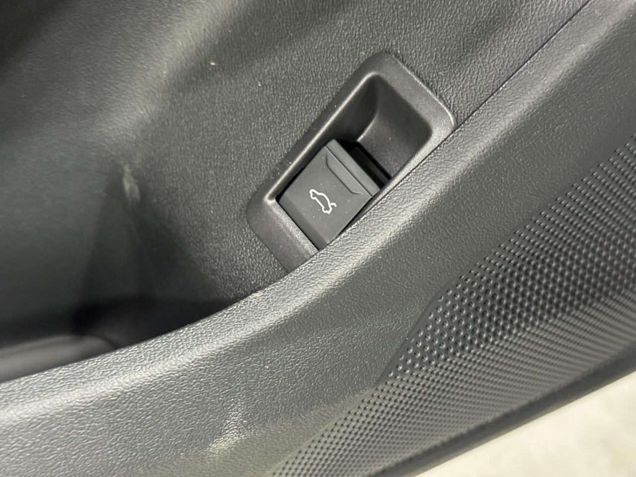 Audi A5 Vehicle Full-screen Gallery Image 24