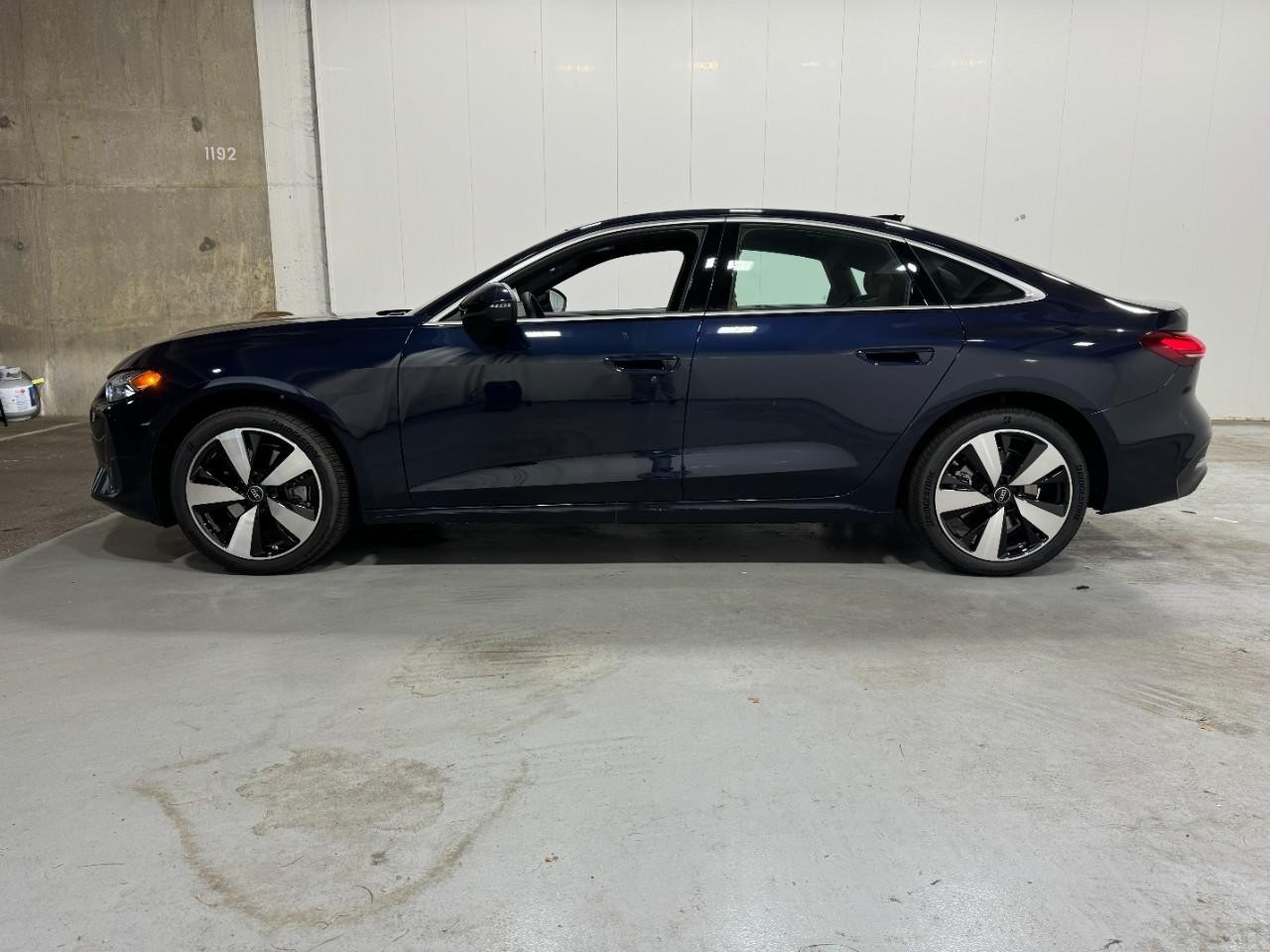 Audi A5 Vehicle Full-screen Gallery Image 2