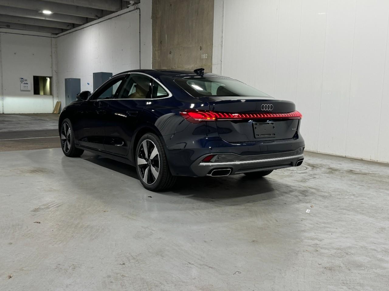 Audi A5 Vehicle Full-screen Gallery Image 3