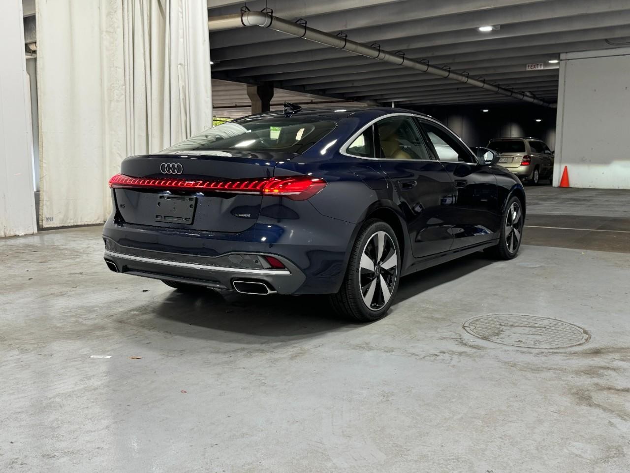 Audi A5 Vehicle Full-screen Gallery Image 4