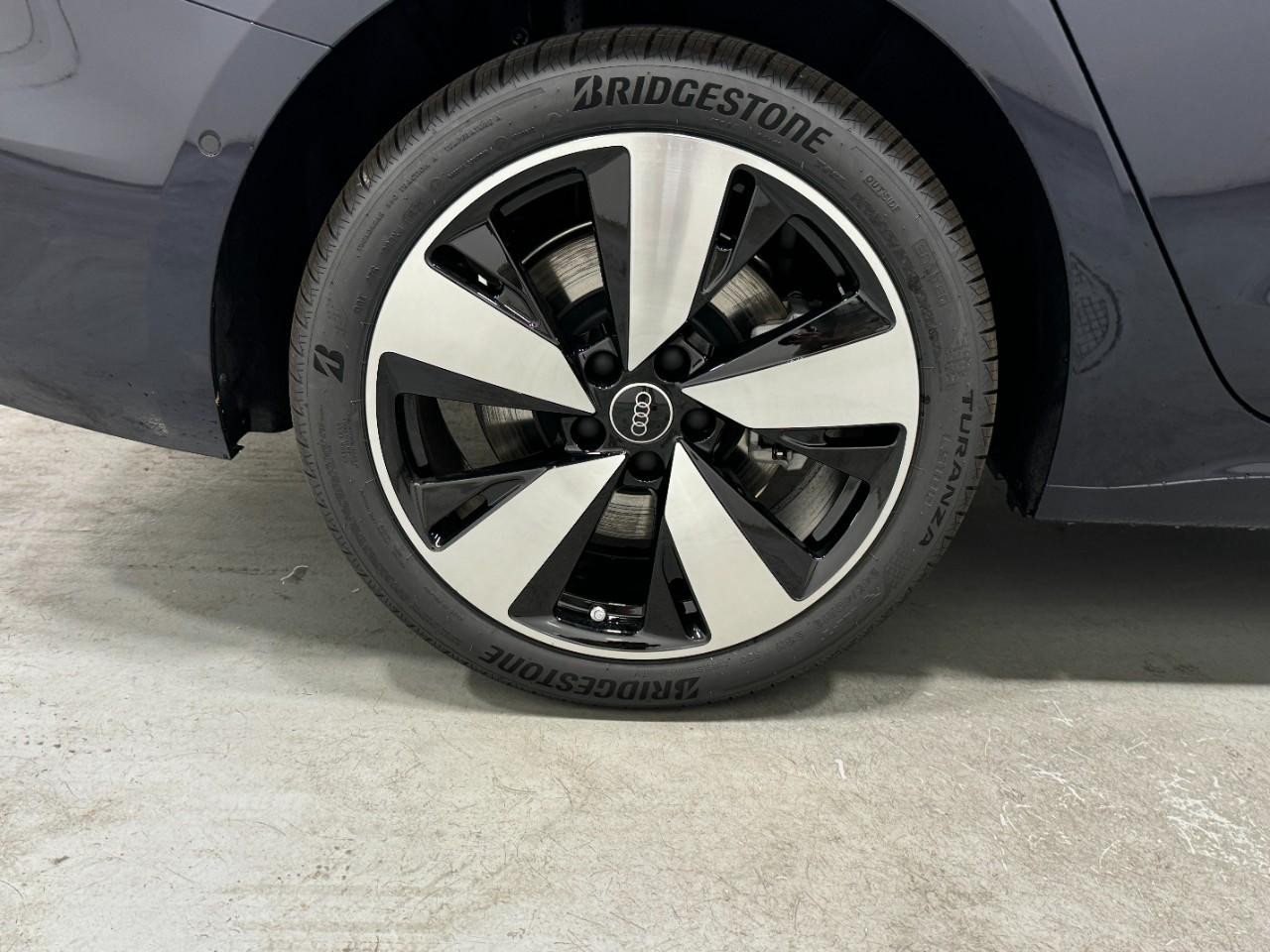 Audi A5 Vehicle Full-screen Gallery Image 5