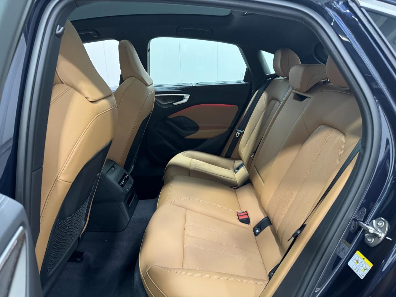 Audi A5 Vehicle Full-screen Gallery Image 8