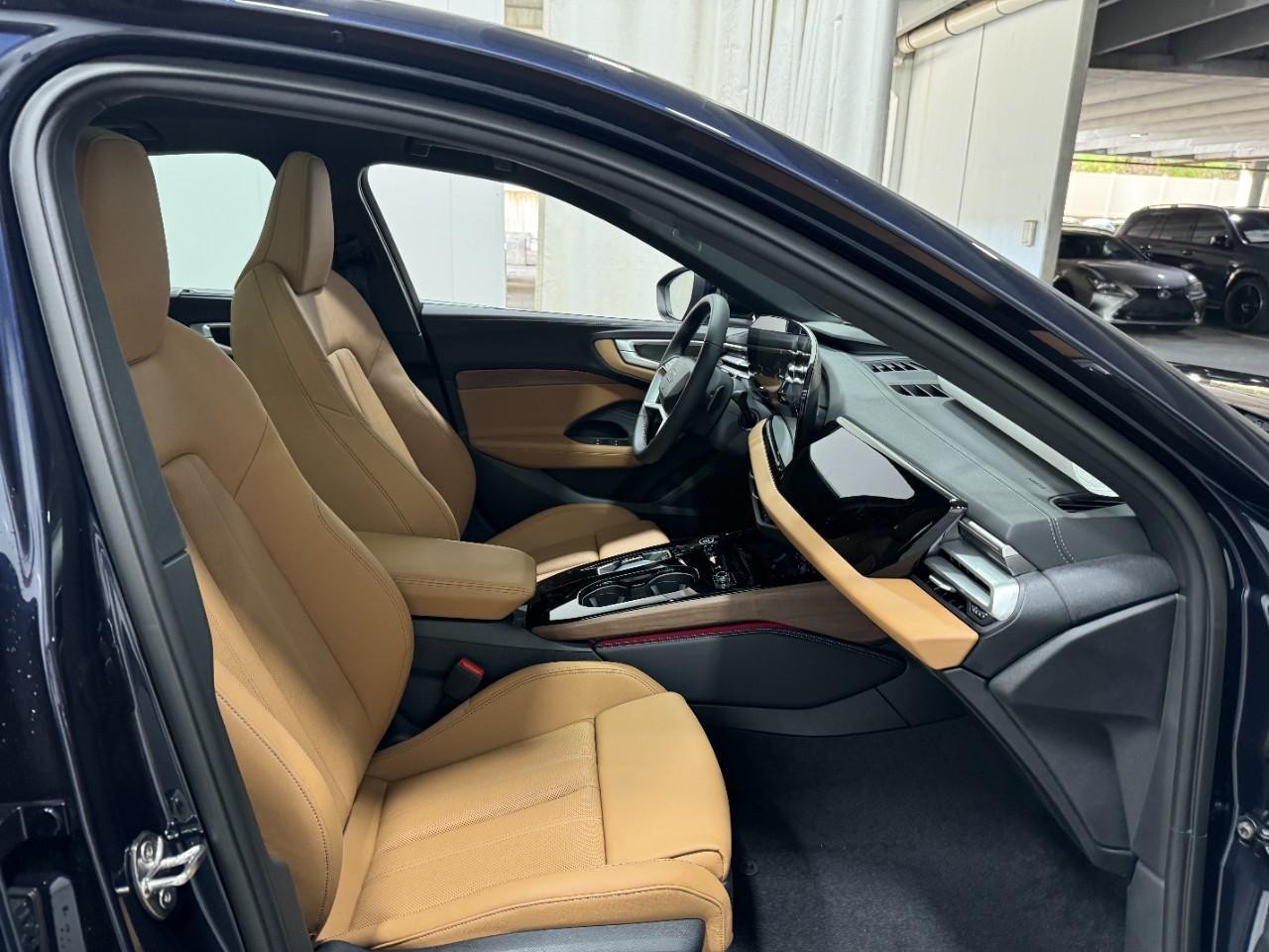 Audi A5 Vehicle Full-screen Gallery Image 18