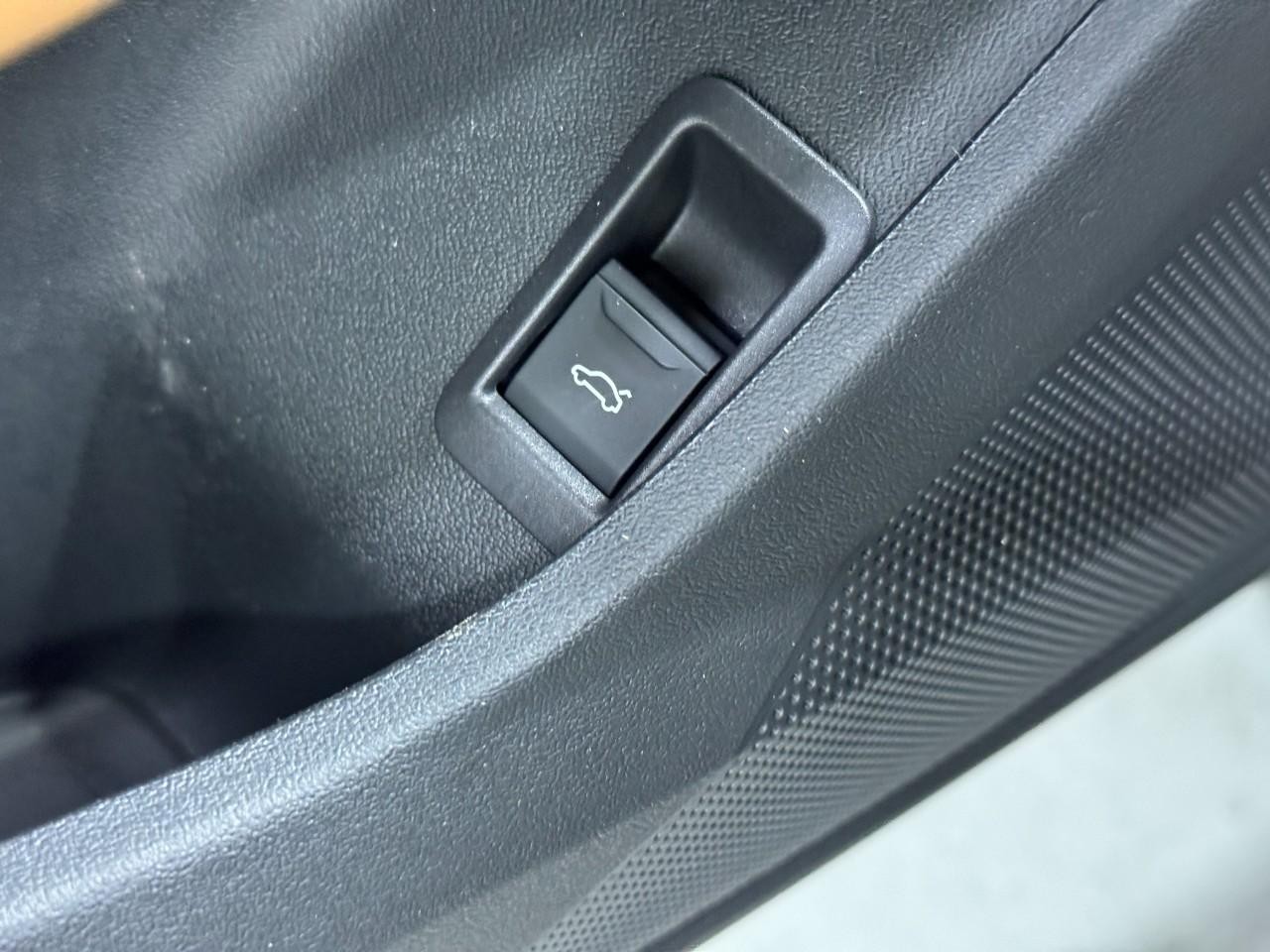 Audi A5 Vehicle Full-screen Gallery Image 24