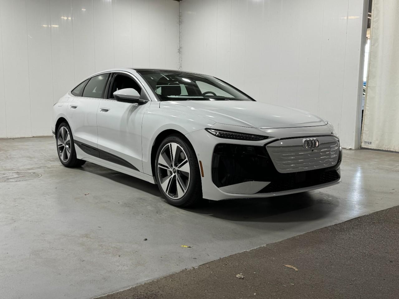 Audi A6 e-tron Vehicle Full-screen Gallery Image 6