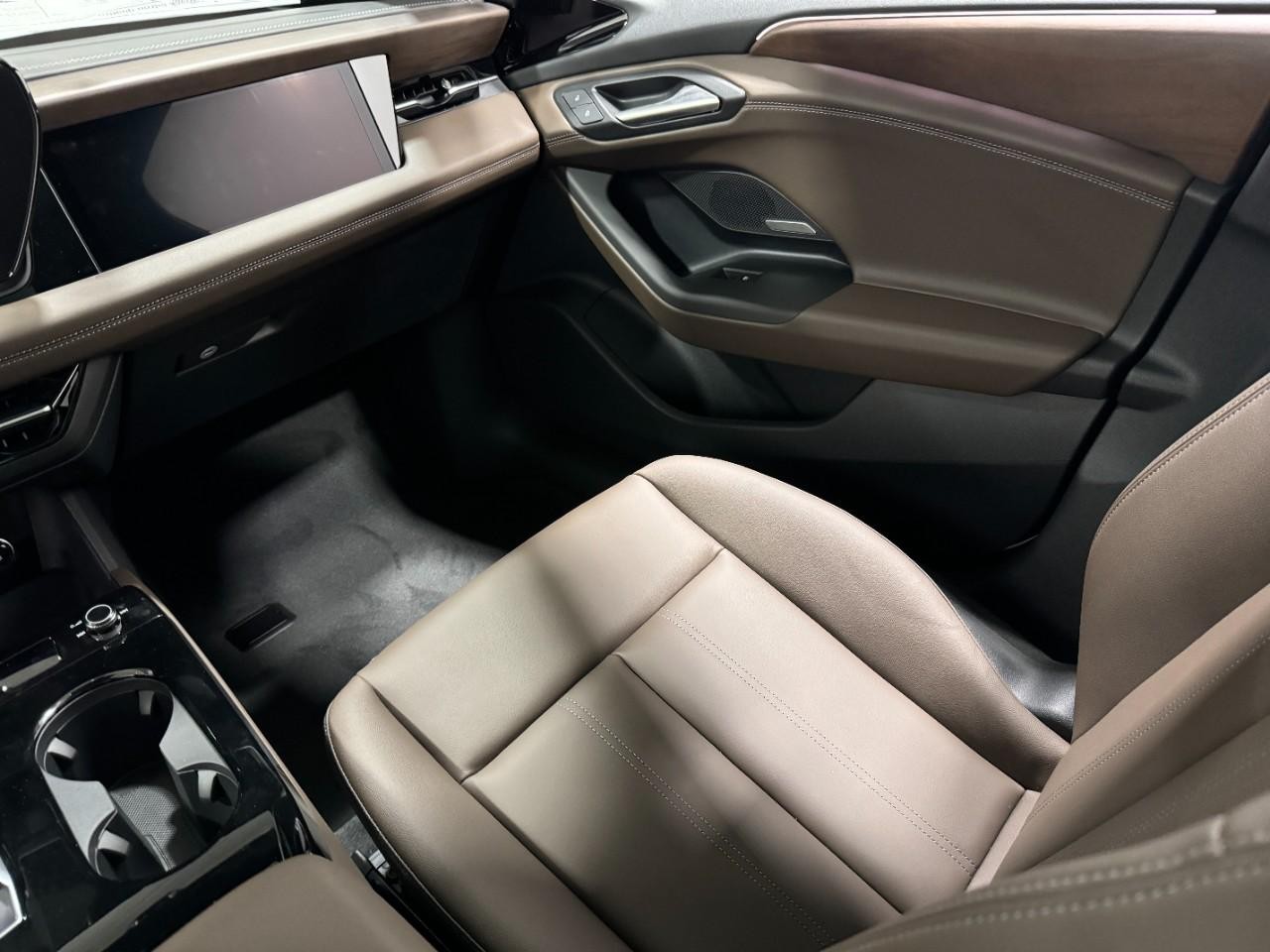 Audi A6 e-tron Vehicle Full-screen Gallery Image 17