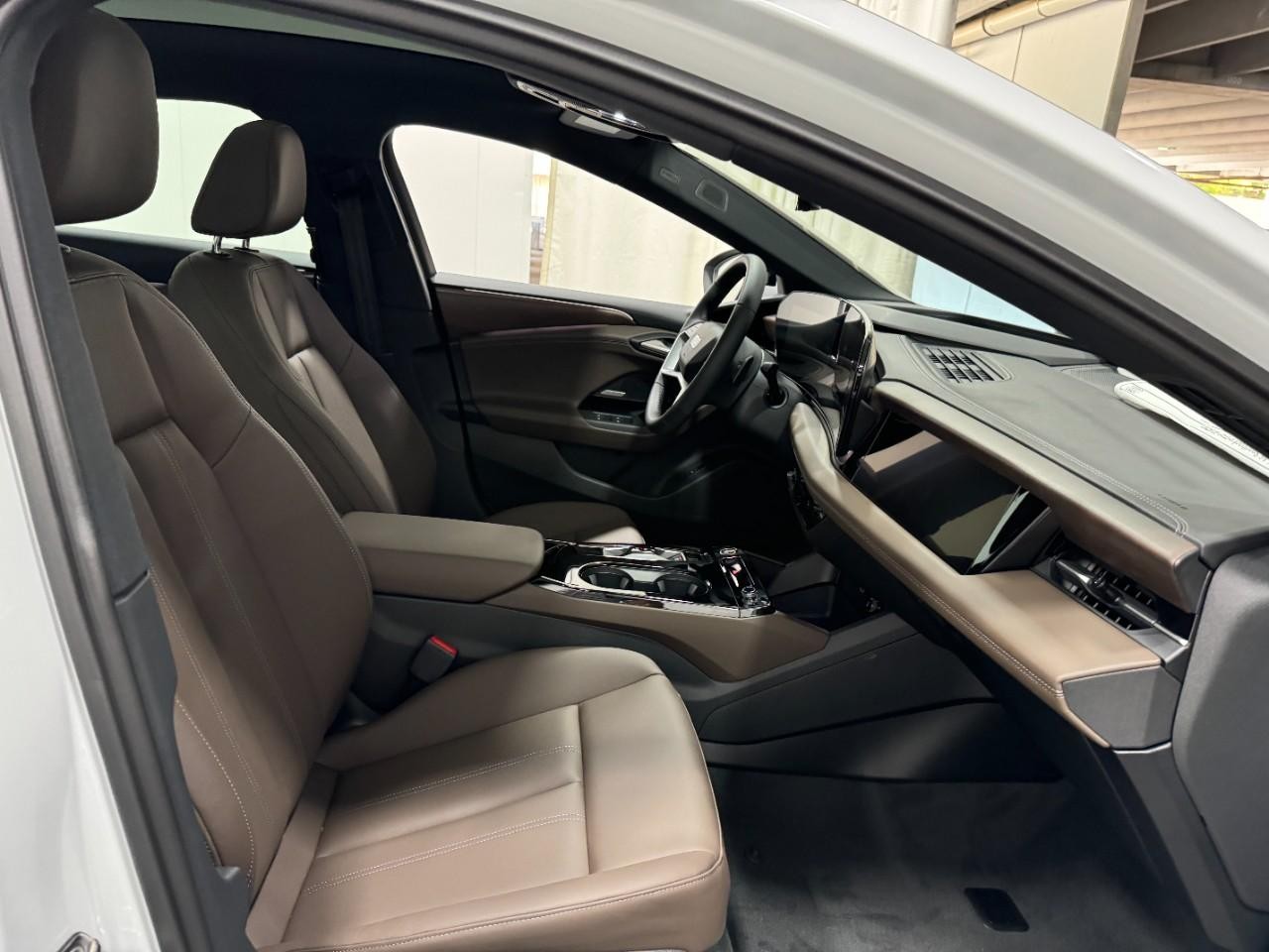 Audi A6 e-tron Vehicle Full-screen Gallery Image 18