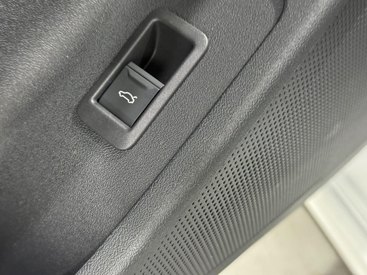 Audi A6 e-tron Vehicle Full-screen Gallery Image 26