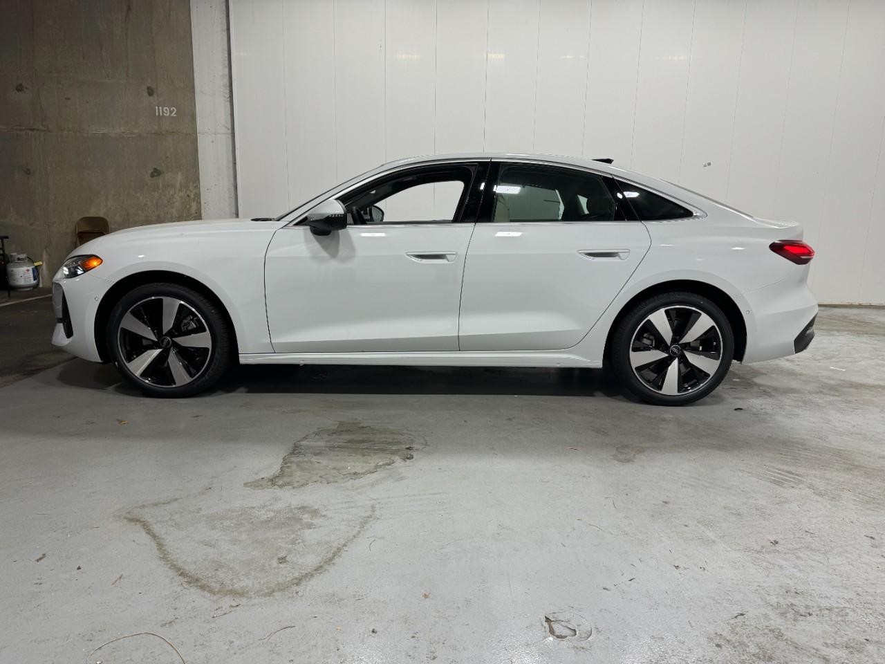 Audi A5 Vehicle Full-screen Gallery Image 2