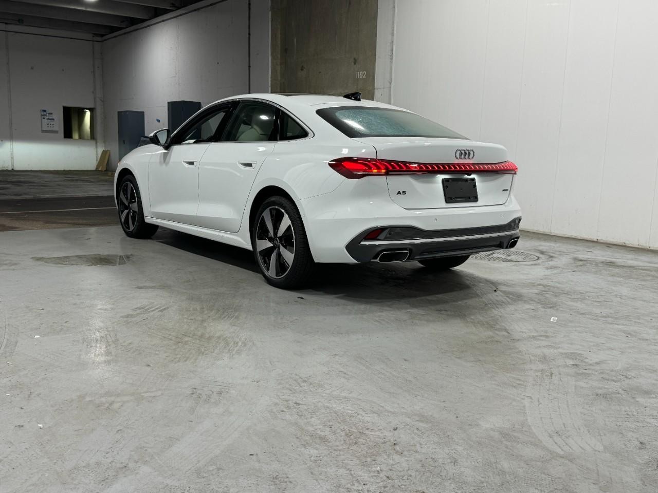 Audi A5 Vehicle Full-screen Gallery Image 3