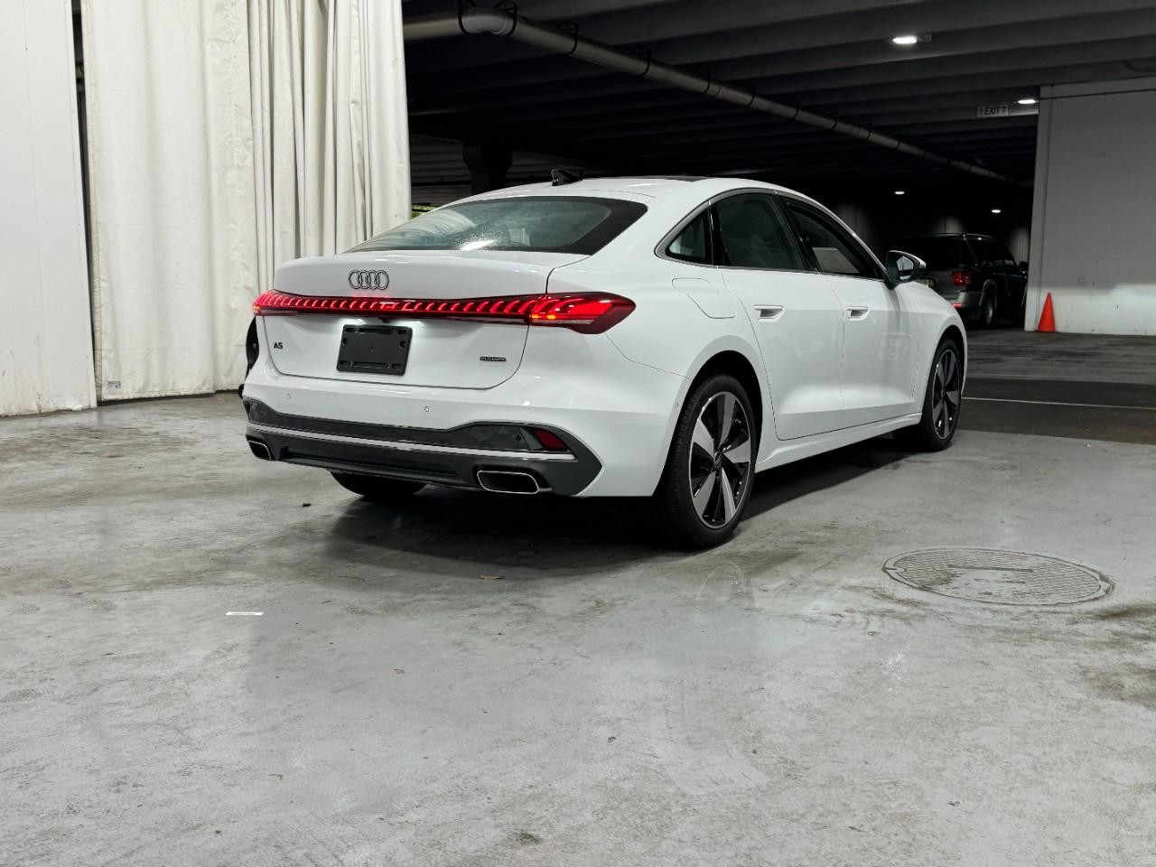 Audi A5 Vehicle Full-screen Gallery Image 4