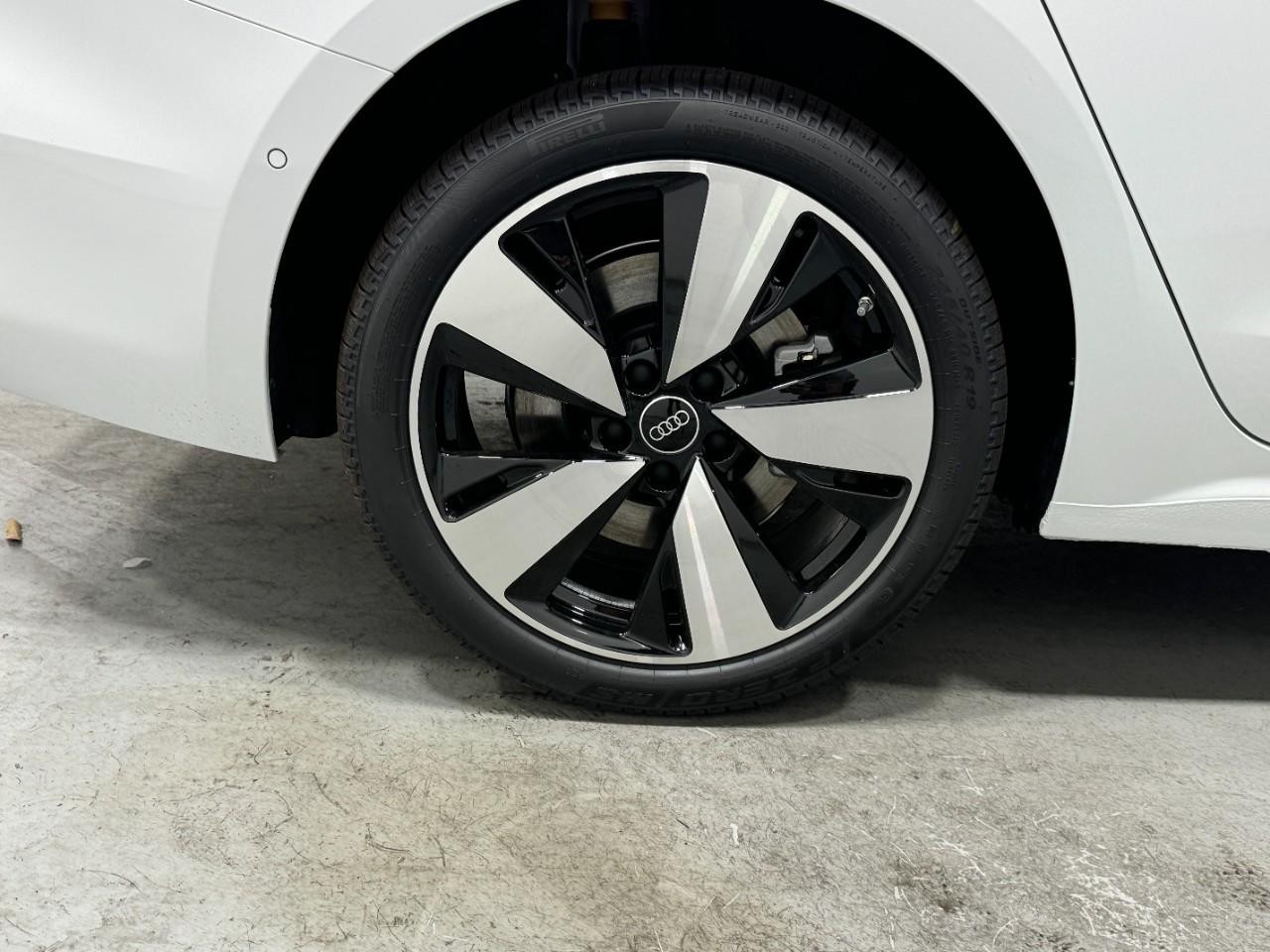 Audi A5 Vehicle Full-screen Gallery Image 5